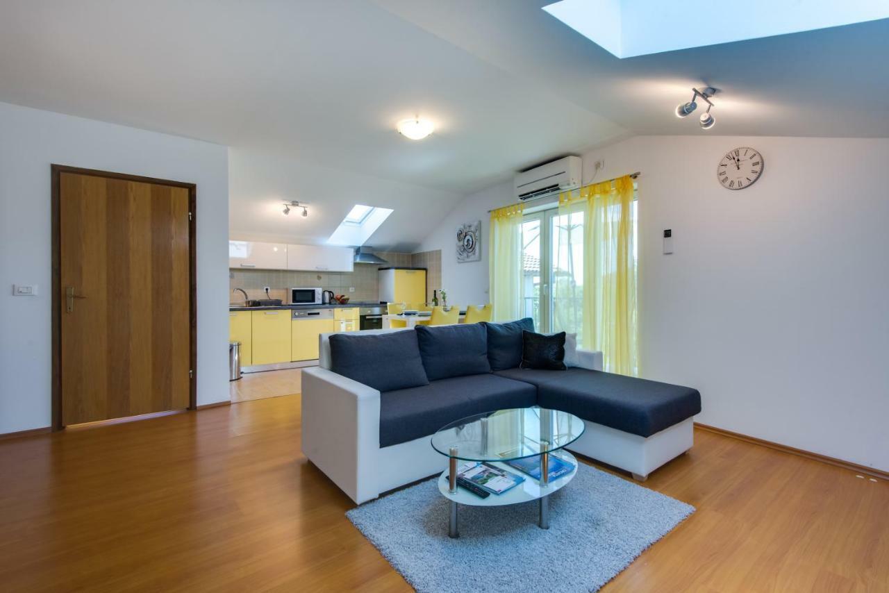 Apartmani Admiral Viskovo Exteriör bild