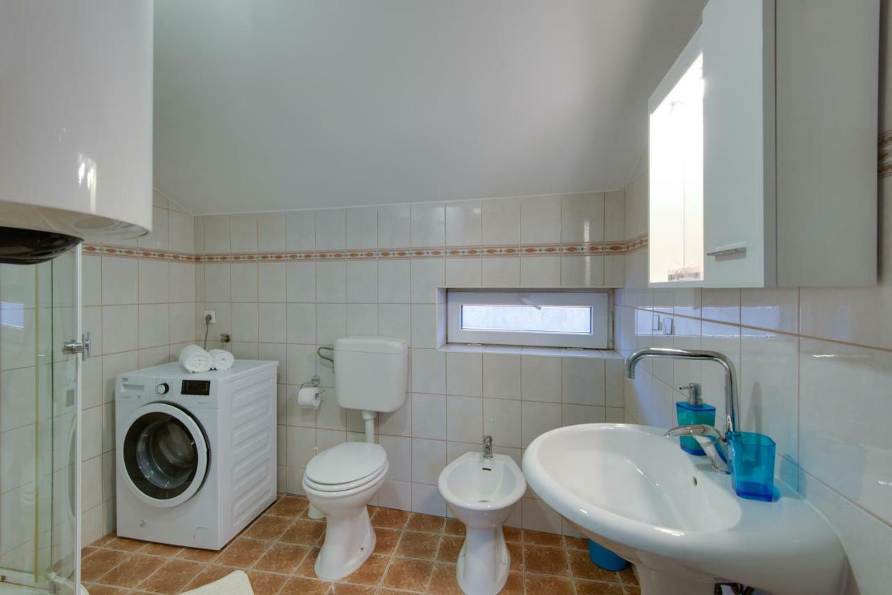Apartmani Admiral Viskovo Exteriör bild
